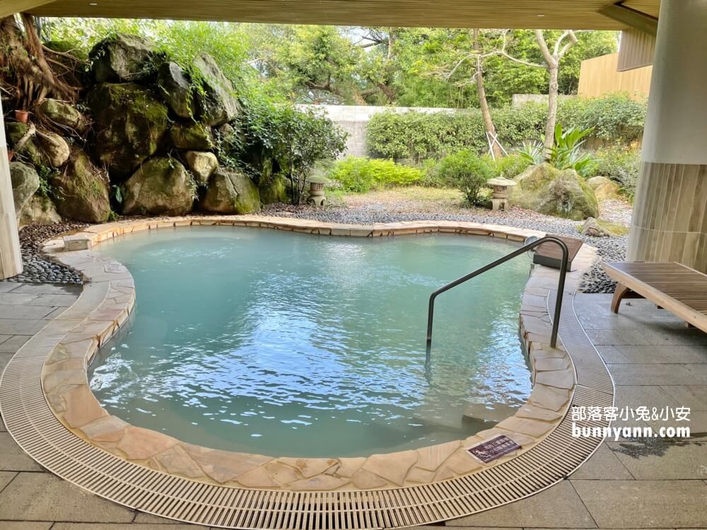 【陽明山天籟渡假酒店】從飯店前就能欣賞到陽明山的美麗風光，開車前往金山老街只需約15分鐘，地點超方便！