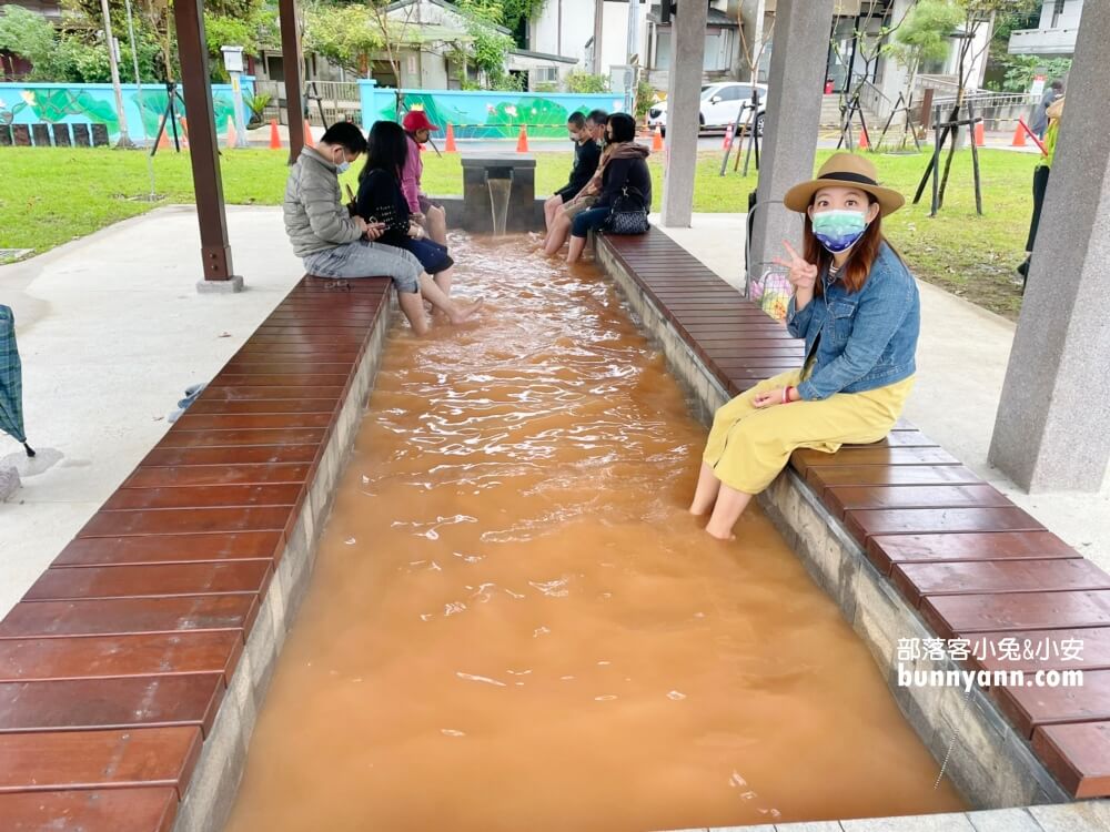 金山中山溫泉公園，免費泡金色溫泉足湯，順遊老街吃美食