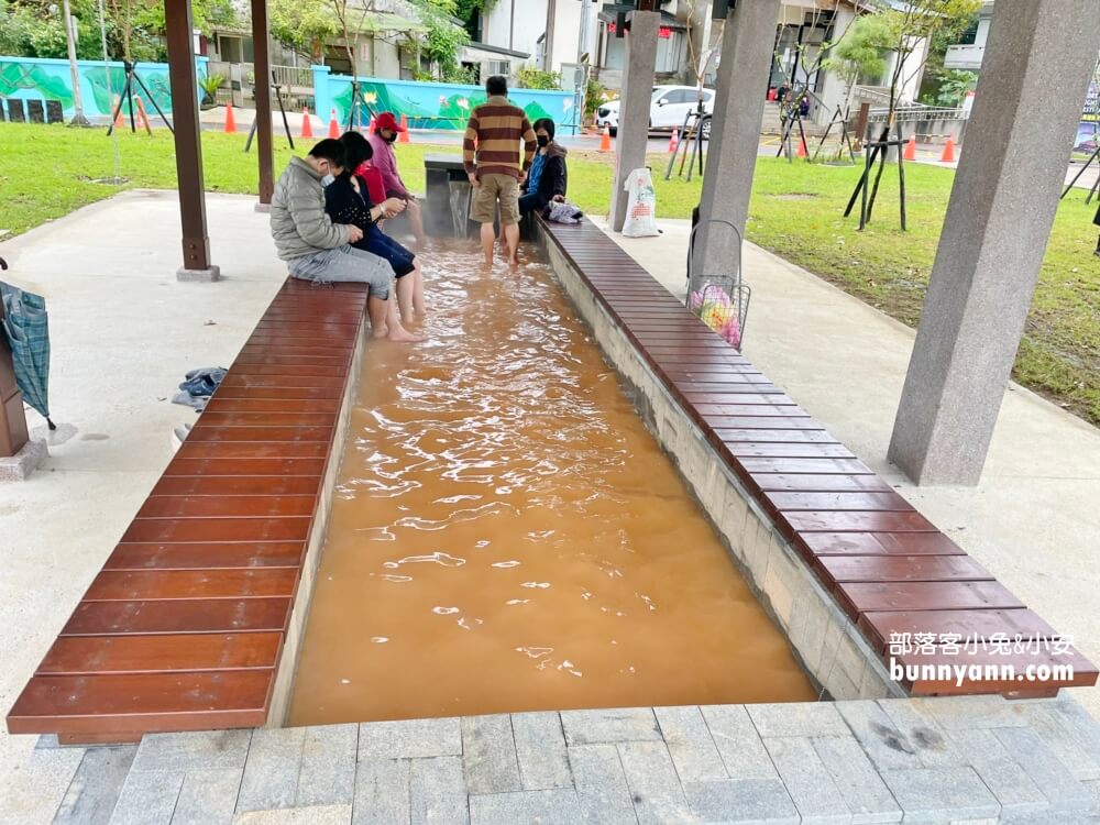 金山中山溫泉公園，免費泡金色溫泉足湯，順遊老街吃美食