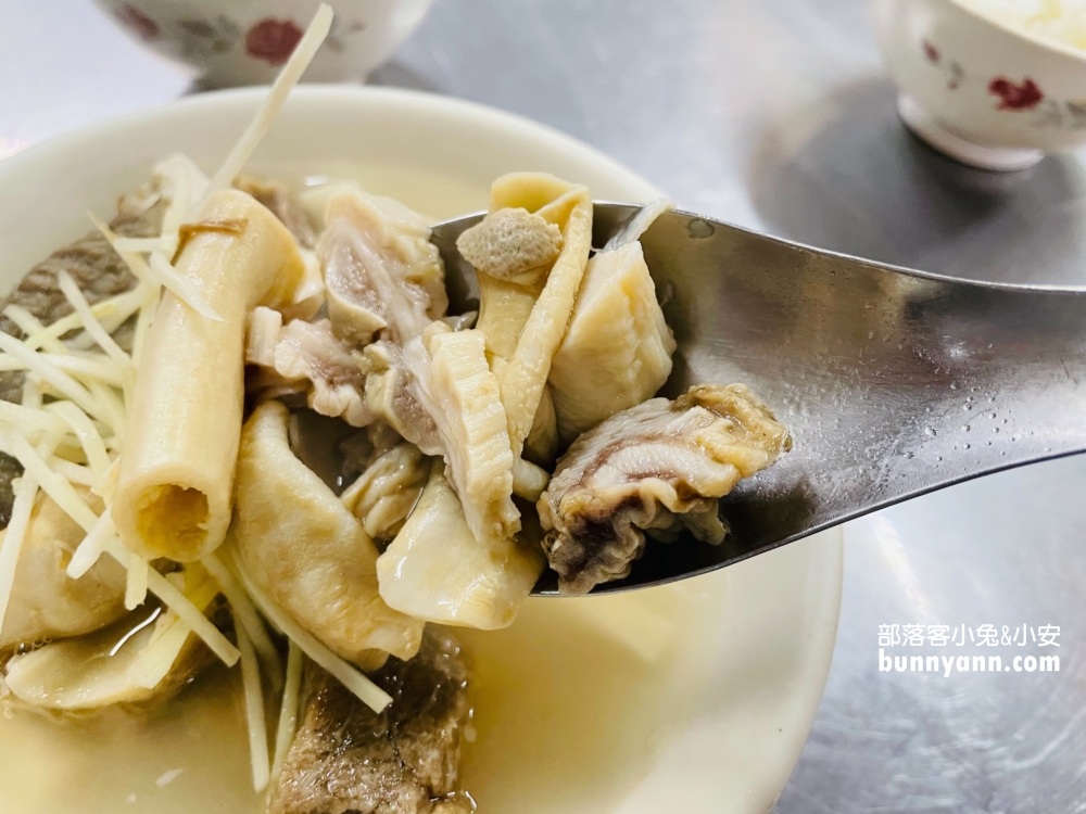 【嘉義王媽媽牛雜湯】谷歌4.2顆星留言三千多則的市場美食攤真好吃