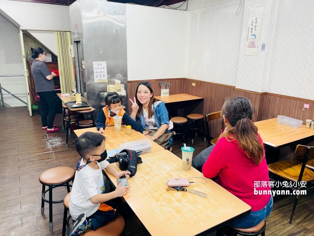 【寧夏夜市】捷運旁人氣夜市！從木瓜牛奶喝到阿榮豬肝湯