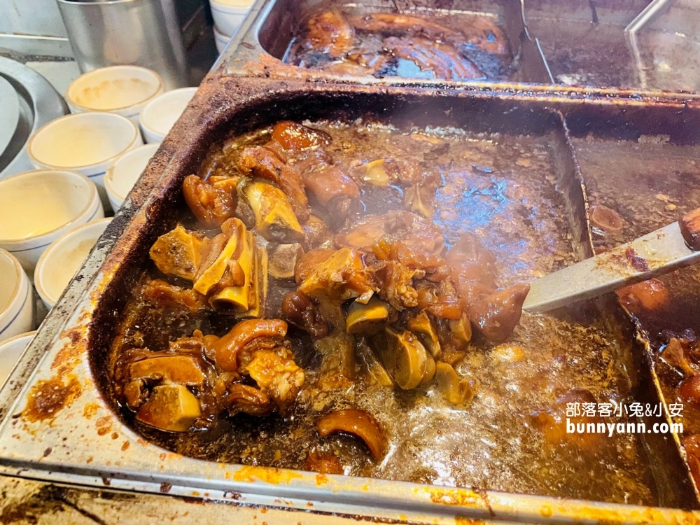 台北好吃滷肉飯~曉迪筒仔米糕，銷魂滷肉飯和芋頭排骨酥湯必吃