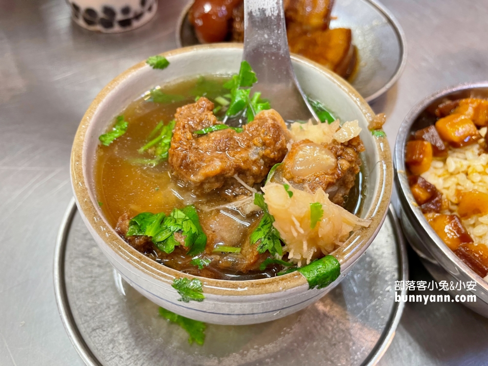 台北好吃滷肉飯~曉迪筒仔米糕，銷魂滷肉飯和芋頭排骨酥湯必吃