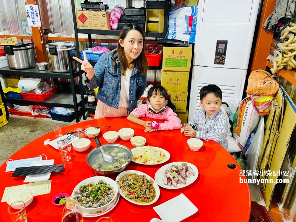 萬里【三協香萬里蟹】賣著當地盛產的螃蟹與各類海產，還有粒粒飽滿文蛤湯與新鮮小卷！
