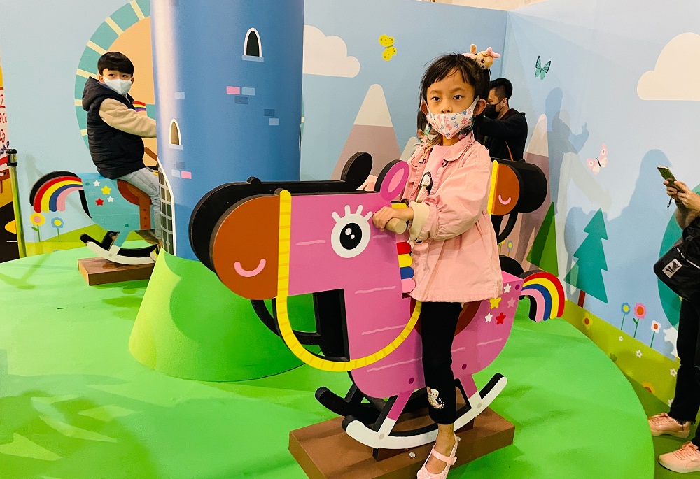 2022親子旅遊來阿奇幼幼園玩，吃阿奇雞蛋糕，玩旋轉木馬