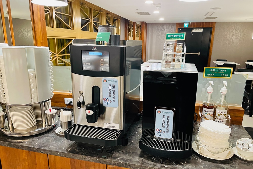 康橋商旅高雄站前館，四人房4900含早餐跟點心