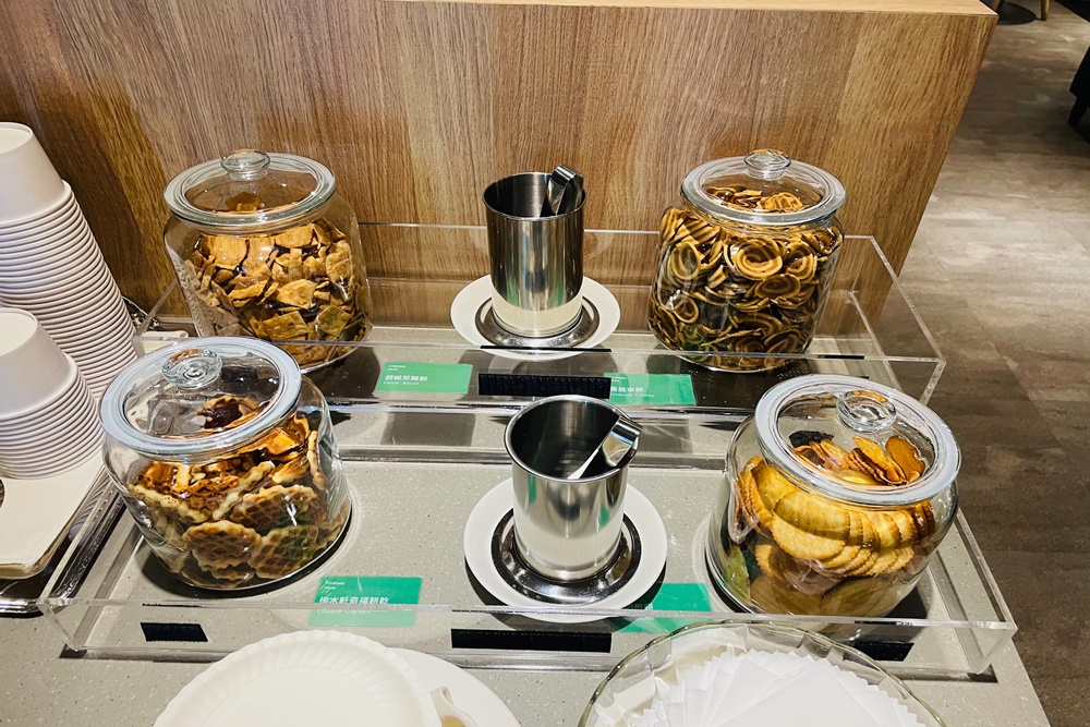 康橋商旅高雄站前館，四人房4900含早餐跟點心