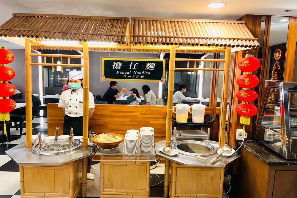 康橋商旅高雄站前館，四人房4900含早餐跟點心