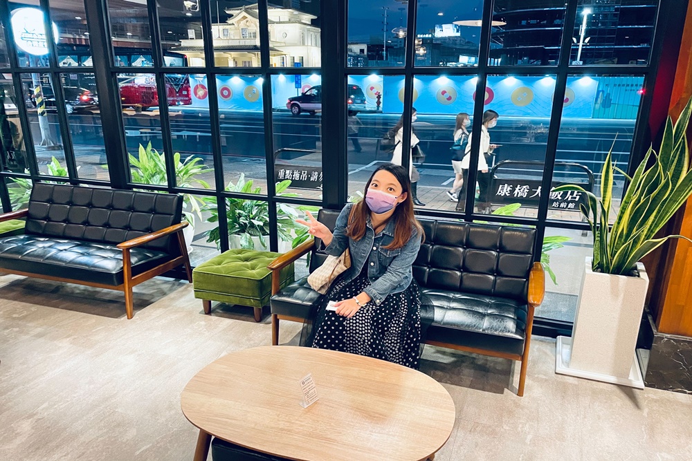 康橋商旅高雄站前館，四人房4900含早餐跟點心