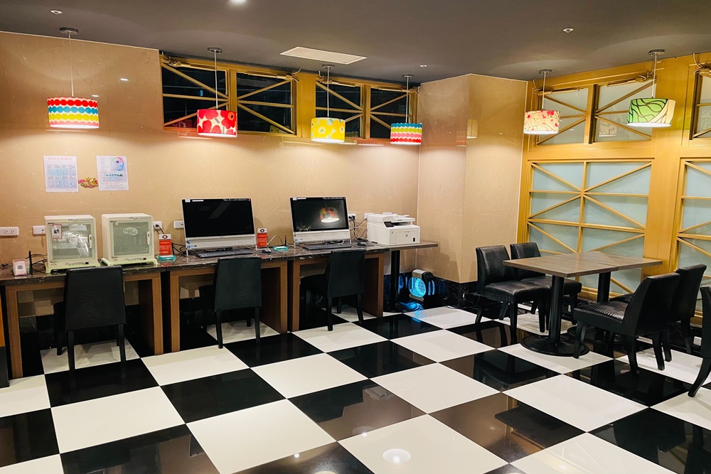 康橋商旅高雄站前館，四人房4900含早餐跟點心