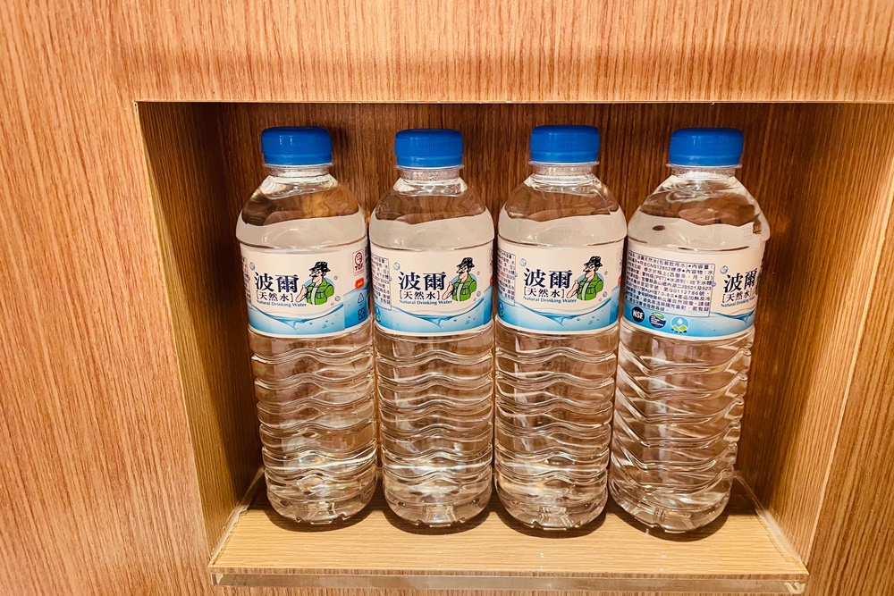 康橋商旅高雄站前館，四人房4900含早餐跟點心