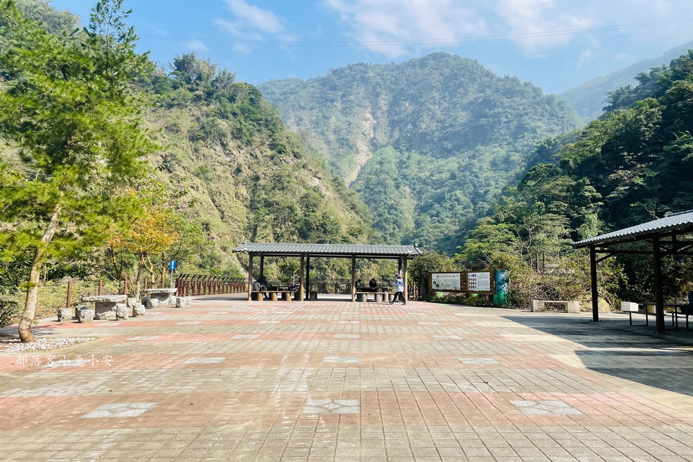 南投瀑布景點【瑞龍瀑布園區】漫遊森林步道與山谷吊橋。