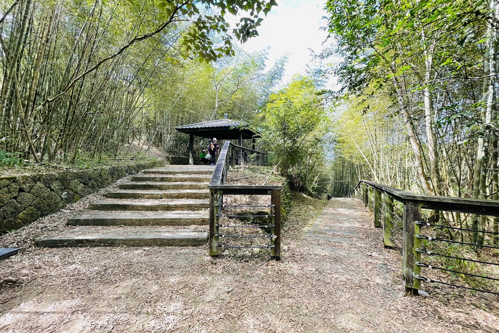 梅山鄉【孝子路步道】單程只要步行15分鐘就能抵達中途點竹林涼亭