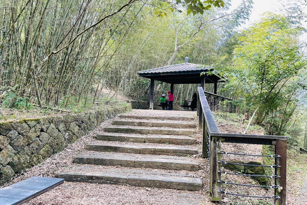 梅山鄉【孝子路步道】單程只要步行15分鐘就能抵達中途點竹林涼亭