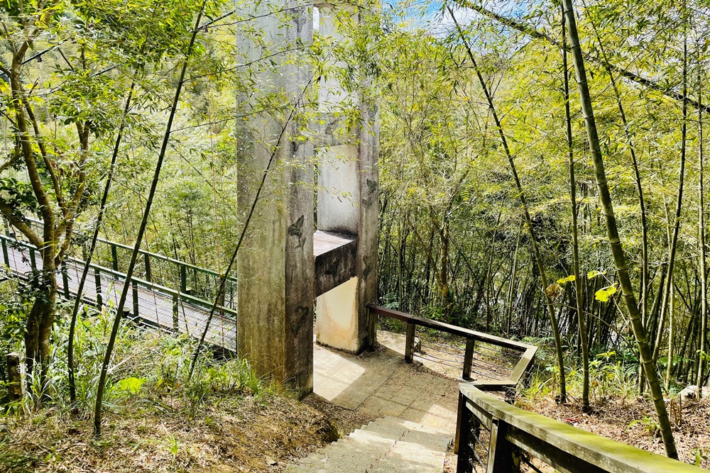 梅山鄉【孝子路步道】單程只要步行15分鐘就能抵達中途點竹林涼亭