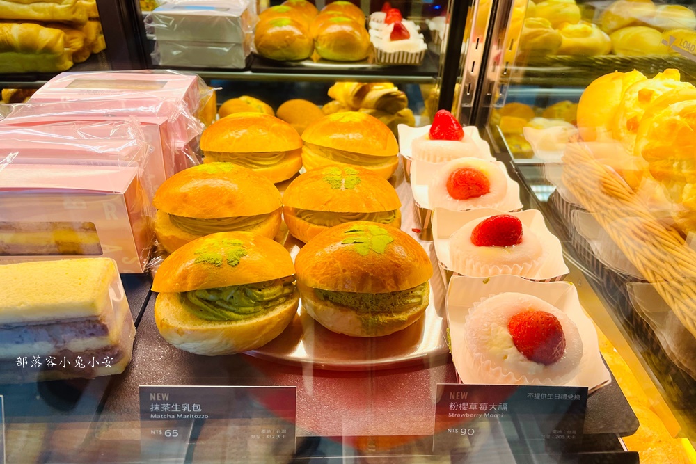 星巴克頭份中央門市，超美金棕色玻璃屋開啟幸福之旅