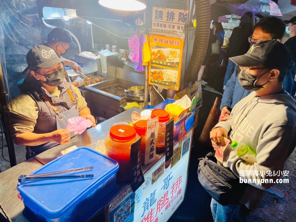 公館超強大炸雞排，龍哥無骨雞腿排生菜沙拉隨你吃到飽