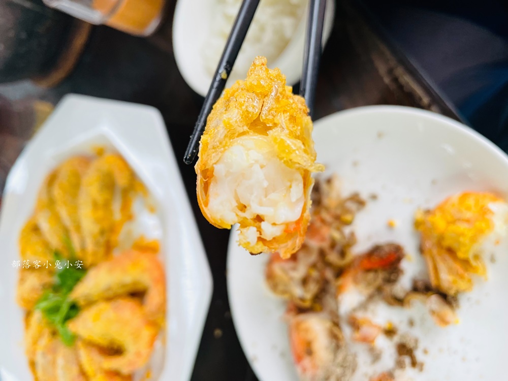 屏東【水明漾活蝦景觀餐廳】搭配池畔美景用餐，整體氛圍相當悠閒放鬆。