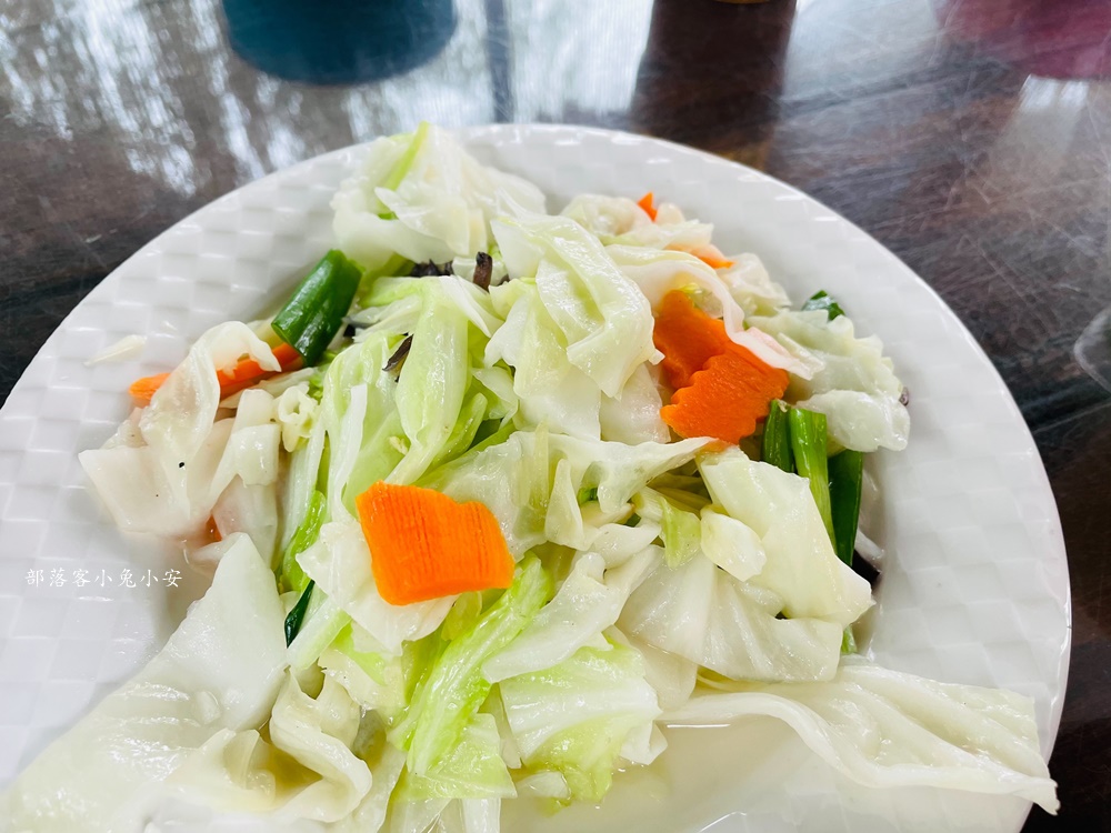 屏東【水明漾活蝦景觀餐廳】搭配池畔美景用餐，整體氛圍相當悠閒放鬆。