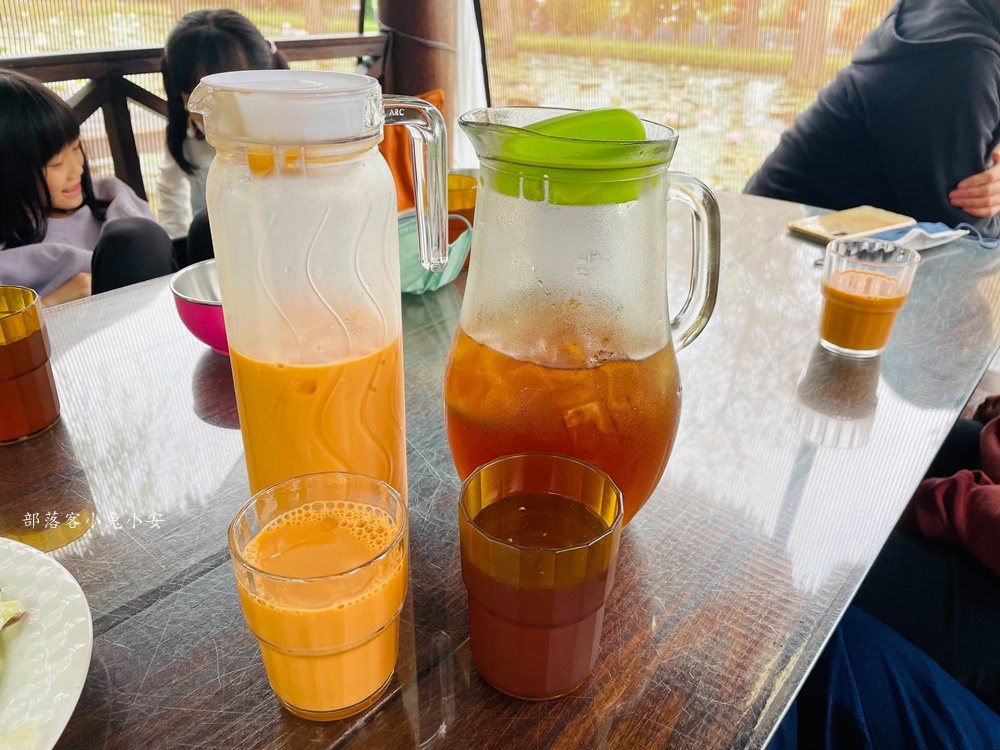屏東【水明漾活蝦景觀餐廳】搭配池畔美景用餐，整體氛圍相當悠閒放鬆。