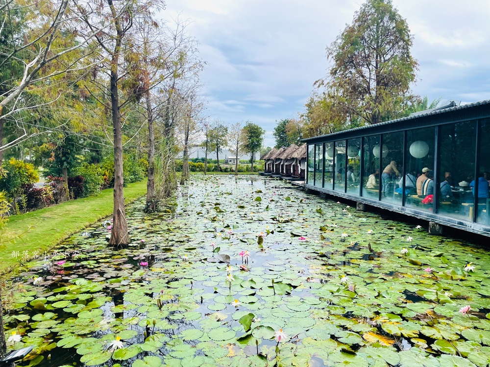 屏東【水明漾活蝦景觀餐廳】搭配池畔美景用餐，整體氛圍相當悠閒放鬆。