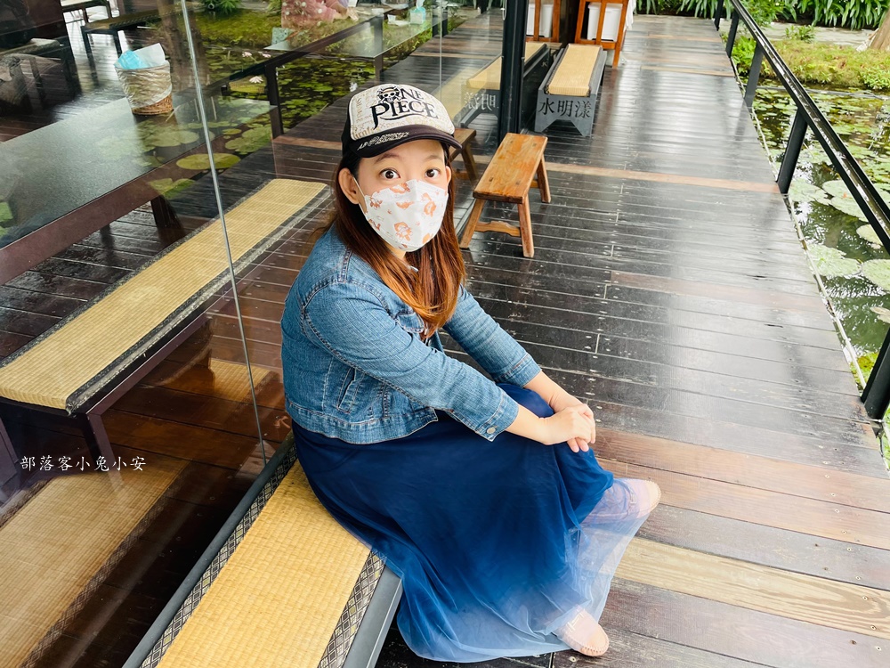 屏東【水明漾活蝦景觀餐廳】搭配池畔美景用餐，整體氛圍相當悠閒放鬆。