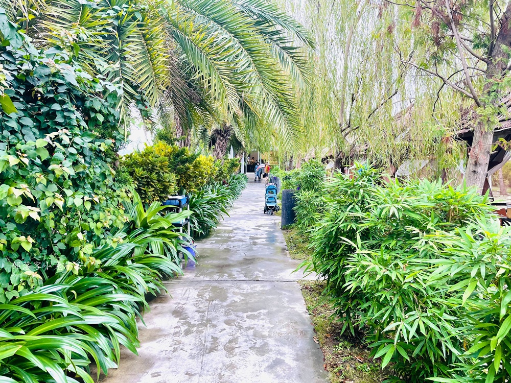 屏東【水明漾活蝦景觀餐廳】搭配池畔美景用餐，整體氛圍相當悠閒放鬆。
