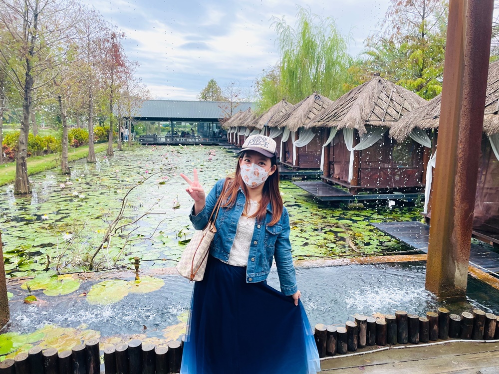 屏東【水明漾活蝦景觀餐廳】搭配池畔美景用餐，整體氛圍相當悠閒放鬆。