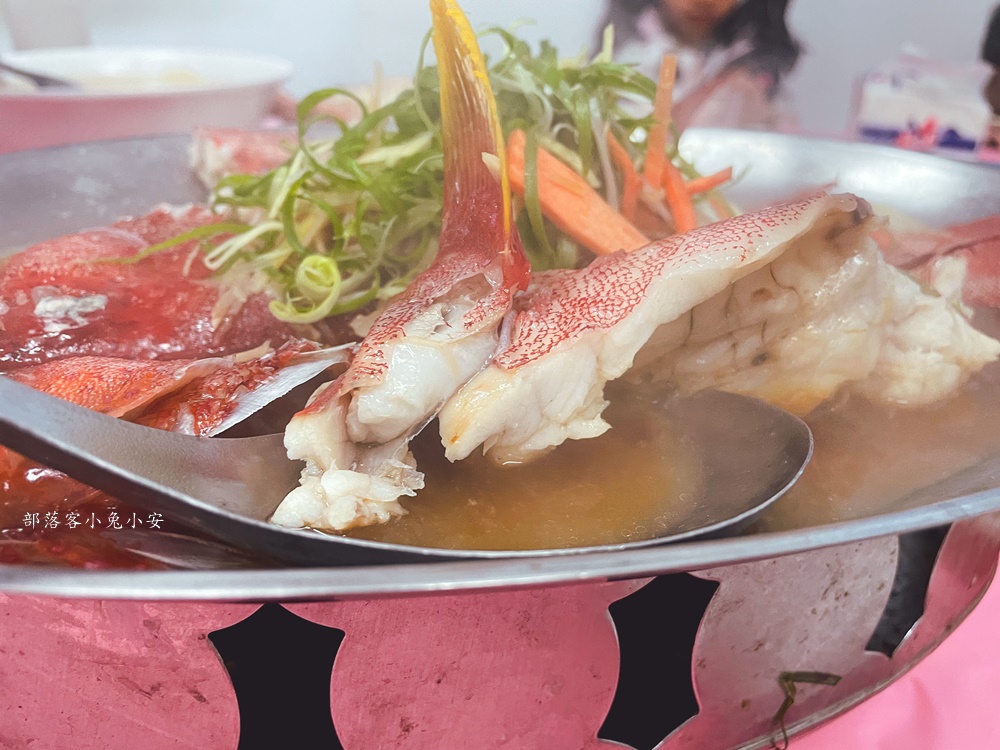阿興生魚片只要200元就有40片新鮮生魚片，厚切又鮮甜，CP值爆表！