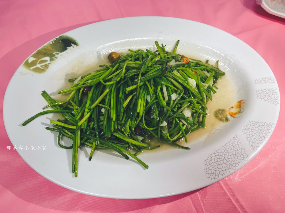 阿興生魚片只要200元就有40片新鮮生魚片，厚切又鮮甜，CP值爆表！