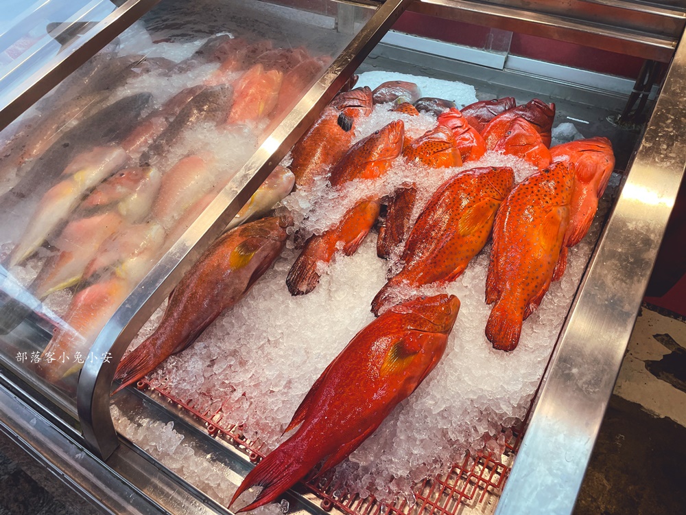 阿興生魚片只要200元就有40片新鮮生魚片，厚切又鮮甜，CP值爆表！