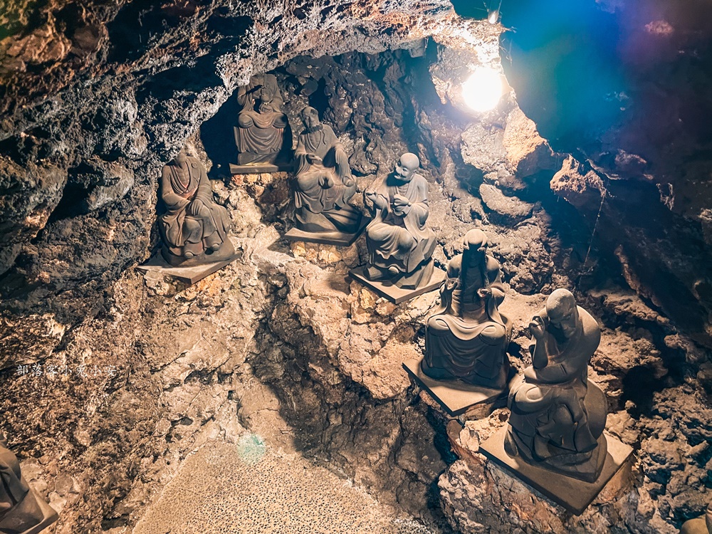 屏東【高山巖福德宮】位於山頂上的土地公廟，有礁岩小徑和神祕洞穴可探險