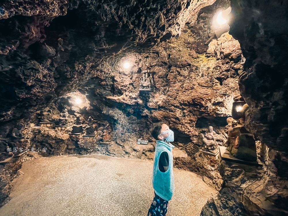 屏東【高山巖福德宮】位於山頂上的土地公廟，有礁岩小徑和神祕洞穴可探險