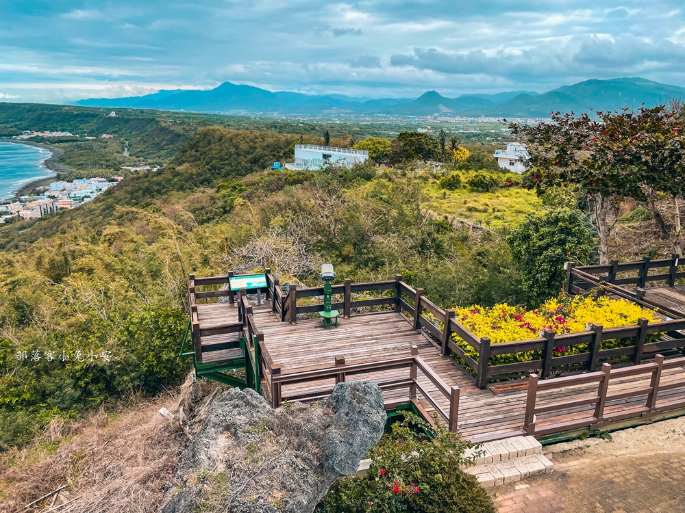 屏東【高山巖福德宮】位於山頂上的土地公廟，有礁岩小徑和神祕洞穴可探險