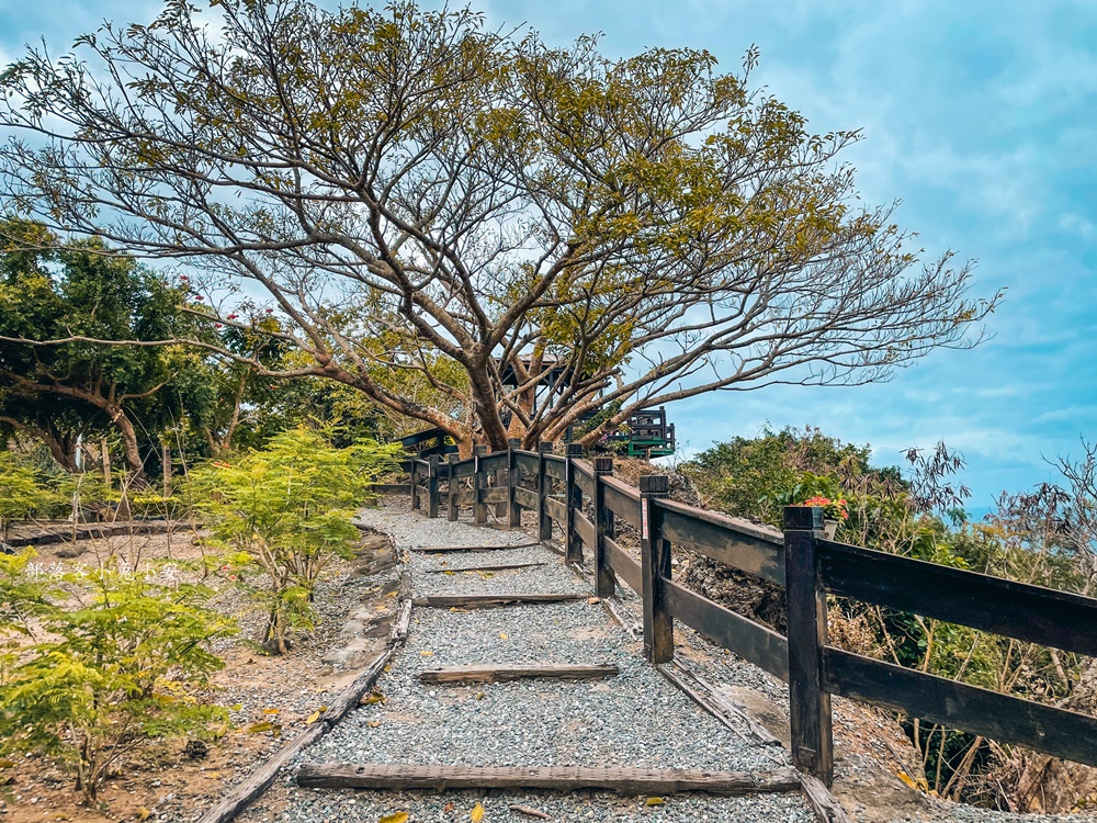 屏東【高山巖福德宮】位於山頂上的土地公廟，有礁岩小徑和神祕洞穴可探險