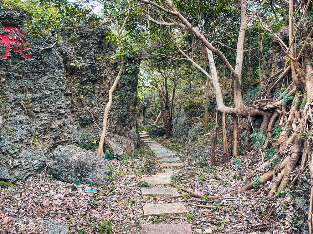 屏東【高山巖福德宮】位於山頂上的土地公廟，有礁岩小徑和神祕洞穴可探險