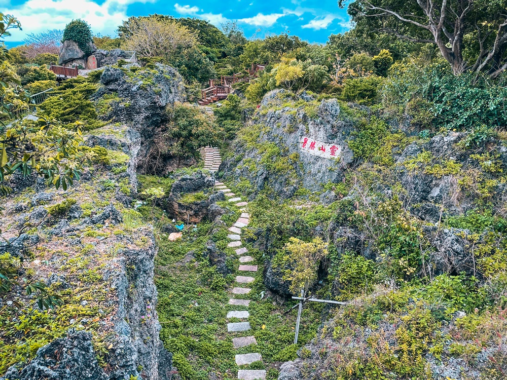 屏東【高山巖福德宮】位於山頂上的土地公廟，有礁岩小徑和神祕洞穴可探險