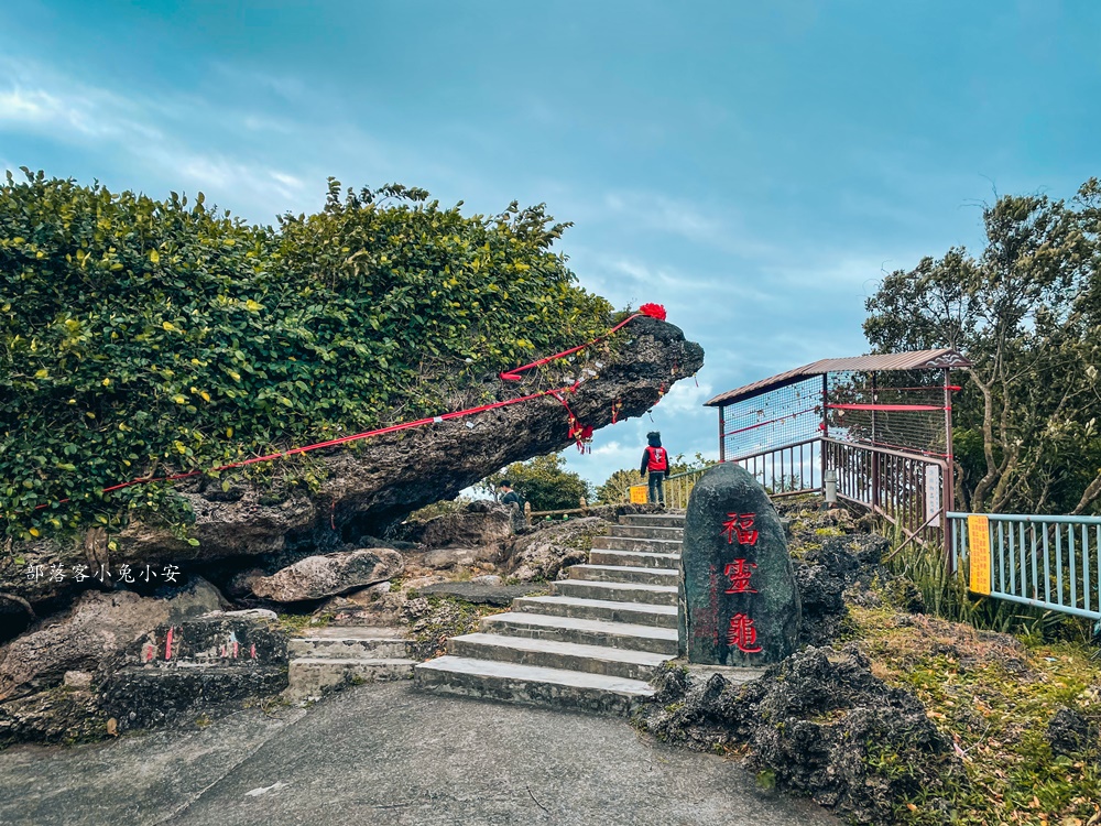 屏東【高山巖福德宮】位於山頂上的土地公廟，有礁岩小徑和神祕洞穴可探險