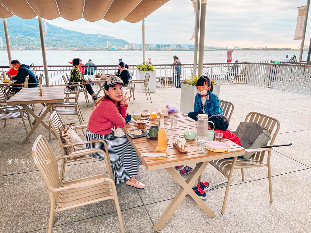 時光樹影河岸景觀餐廳，餐廳用餐區就能欣賞動人的淡水河景和夕陽風光