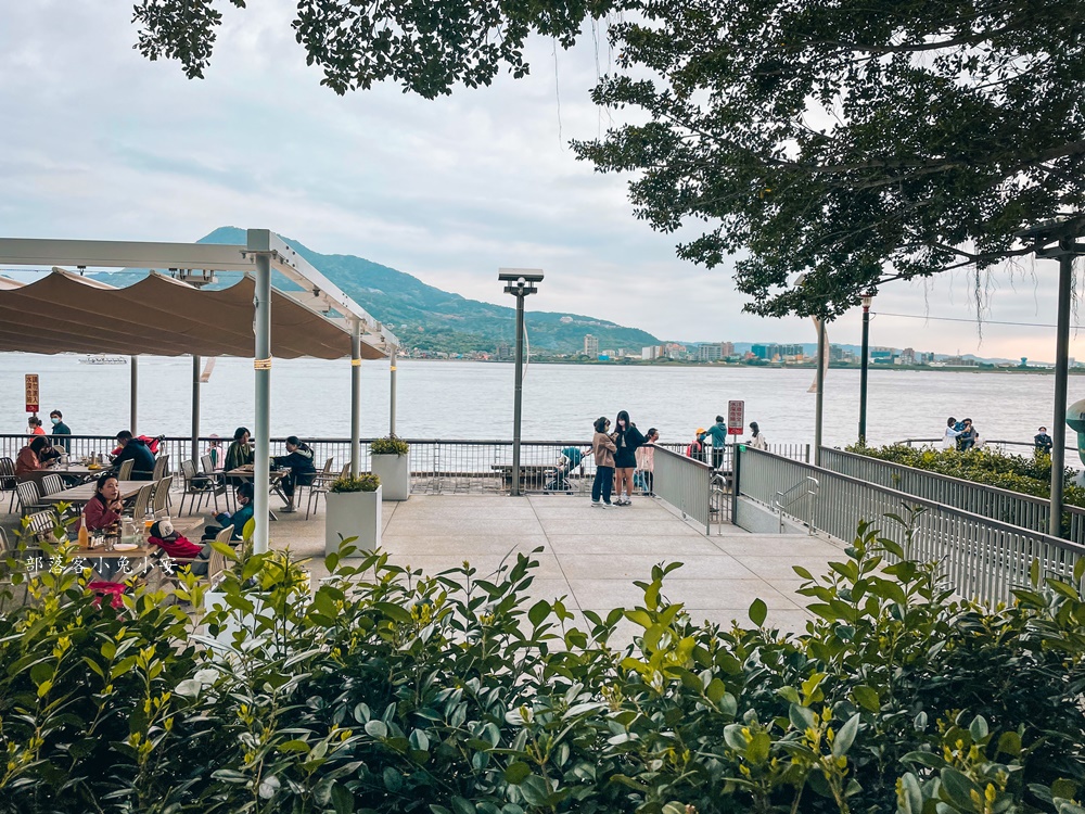 時光樹影河岸景觀餐廳，餐廳用餐區就能欣賞動人的淡水河景和夕陽風光