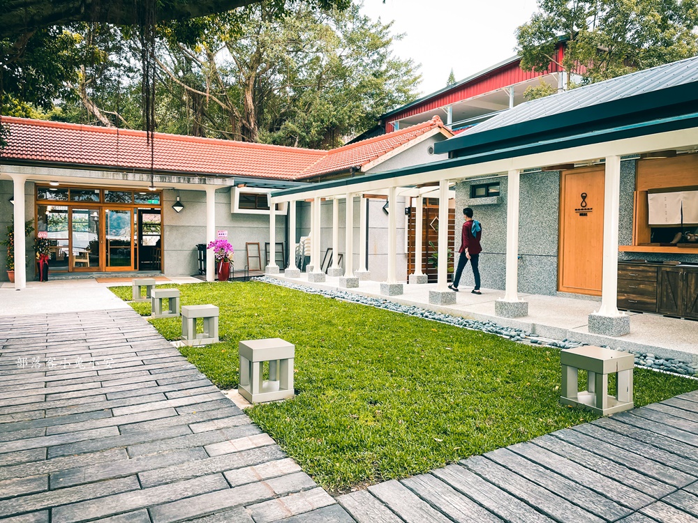 時光樹影河岸景觀餐廳，餐廳用餐區就能欣賞動人的淡水河景和夕陽風光