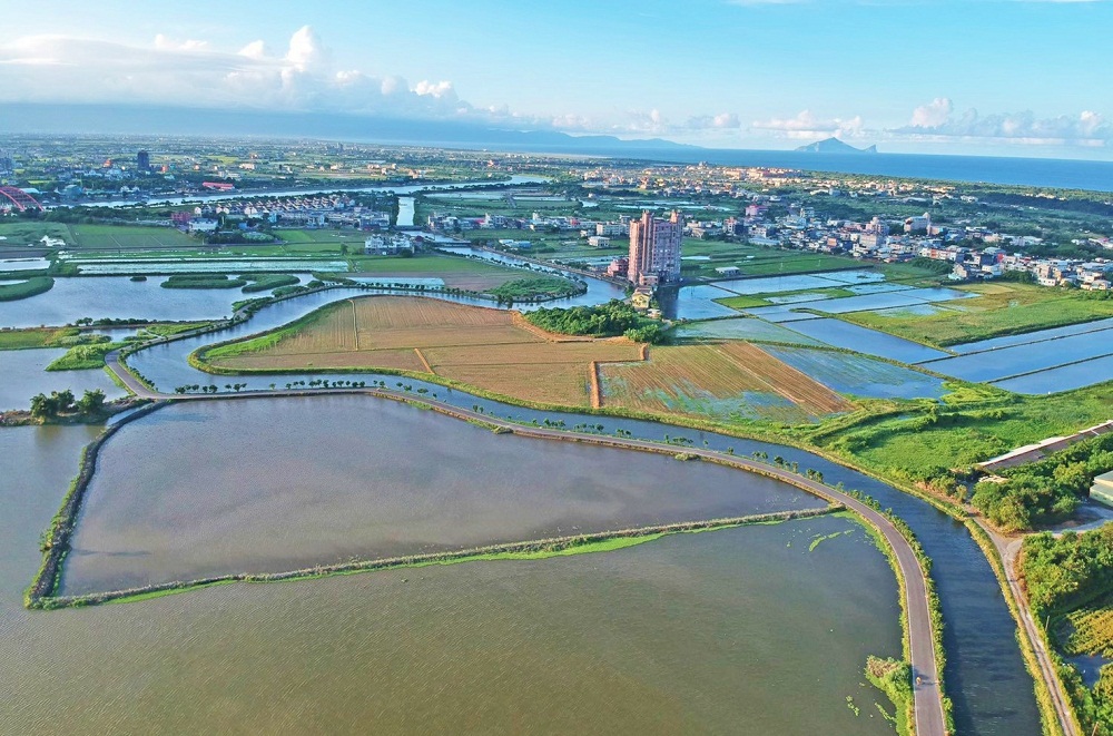 宜蘭新秘境》冬山河休閒農業區兩天一夜，鴨母船河道漂流，鴨寮餵小鴨吃飯