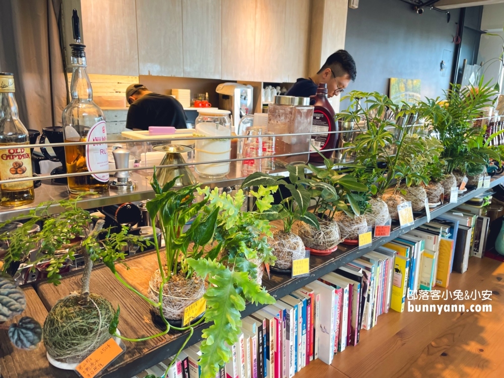 萬里【一粒沙咖啡館】有店貓可擼也太療癒