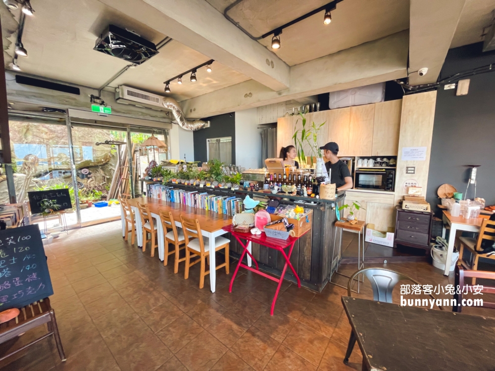 萬里【一粒沙咖啡館】有店貓可擼也太療癒