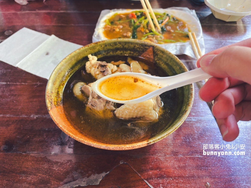 陽明山【何記麻油雞】士林這家麻油雞湯真不錯喝，炒羊肉也很猛。