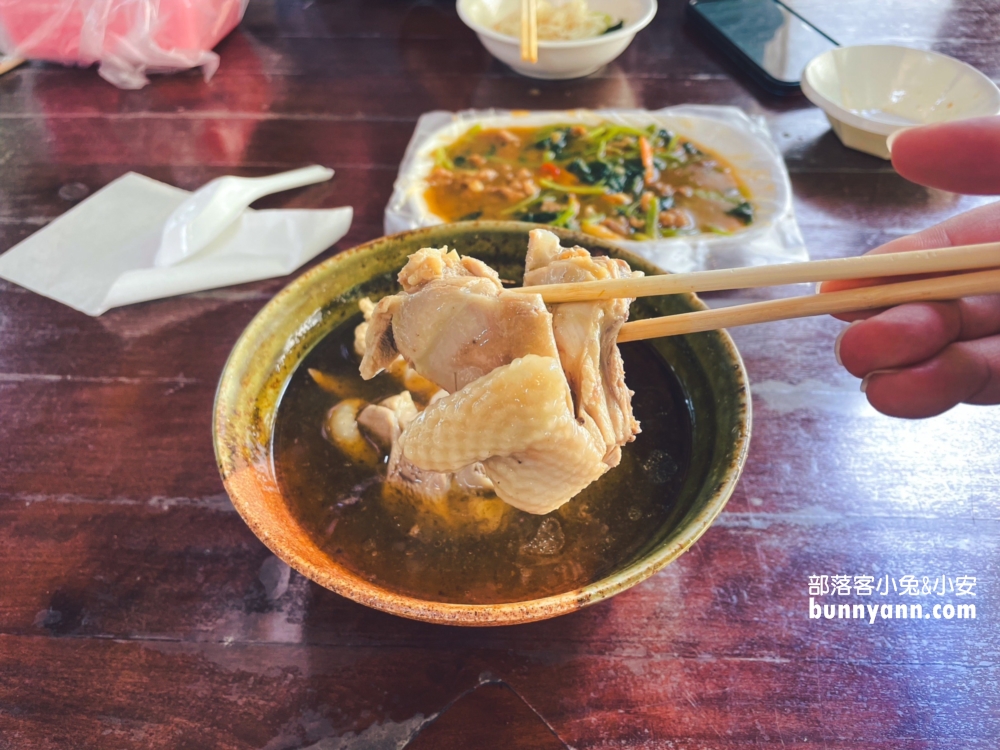 陽明山【何記麻油雞】士林這家麻油雞湯真不錯喝，炒羊肉也很猛。