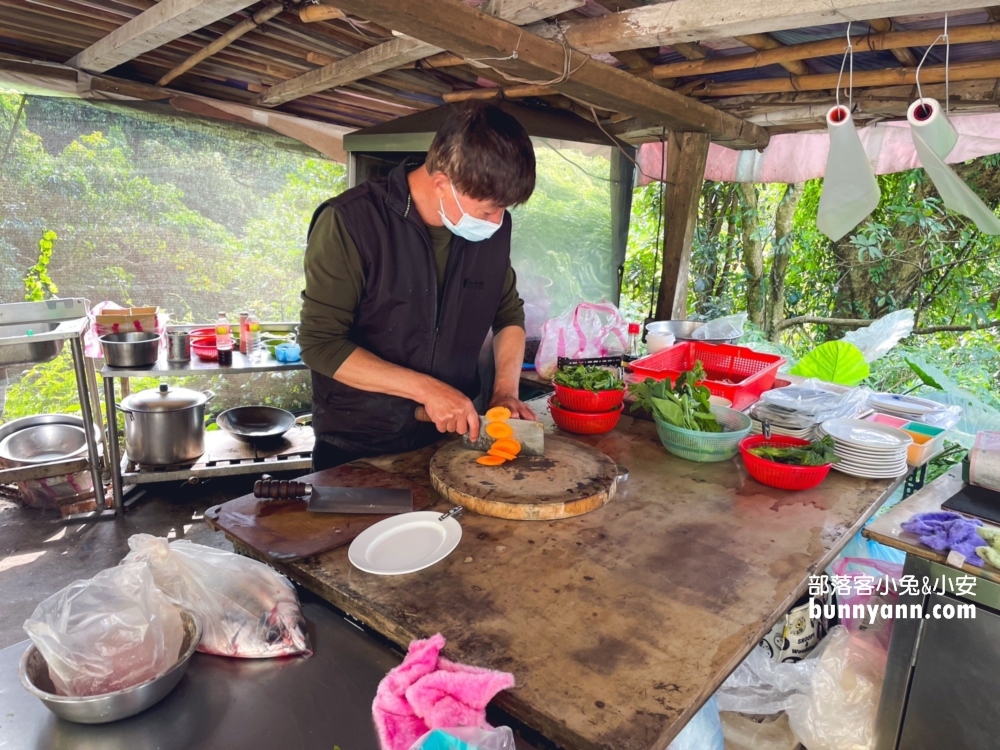 陽明山【何記麻油雞】士林這家麻油雞湯真不錯喝，炒羊肉也很猛。