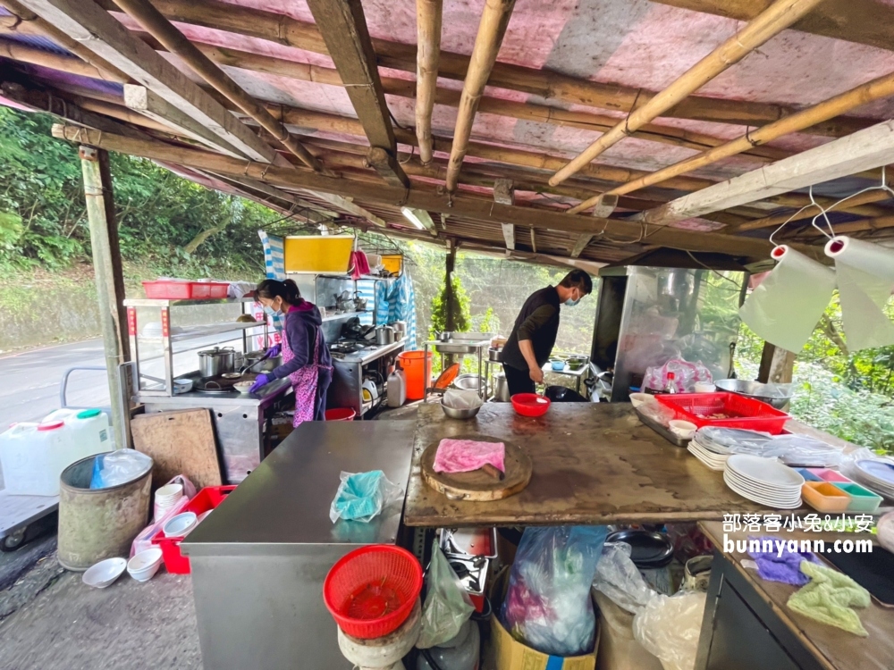 陽明山【何記麻油雞】士林這家麻油雞湯真不錯喝，炒羊肉也很猛。