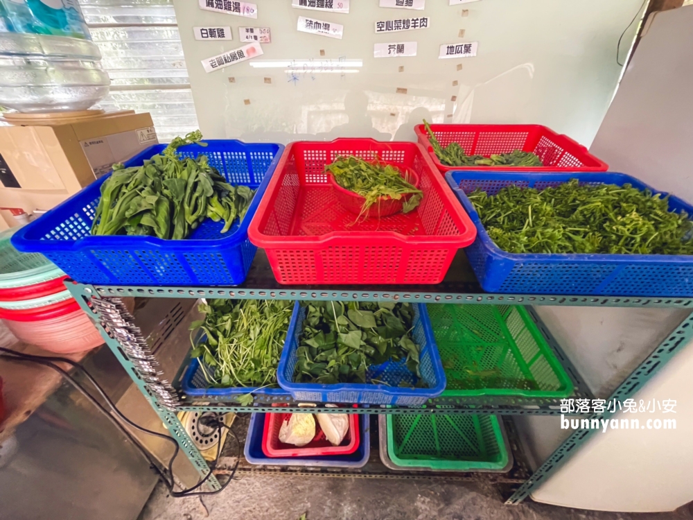 陽明山【何記麻油雞】士林這家麻油雞湯真不錯喝，炒羊肉也很猛。