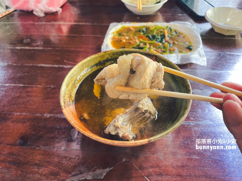 陽明山【何記麻油雞】士林這家麻油雞湯真不錯喝，炒羊肉也很猛。